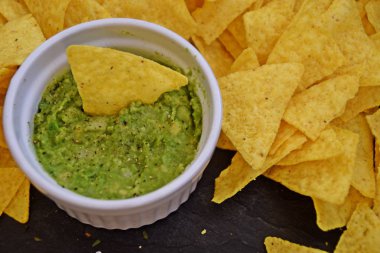 Lezzetli ve taze tuzlu atıştırmalık, taze guacamole