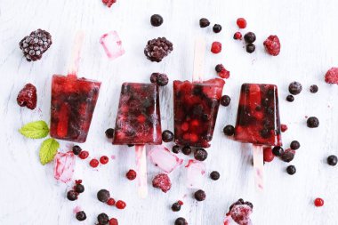 Yabani çilek ev yapımı popsicles , ferahlatıcı sağlıklı organik buz  