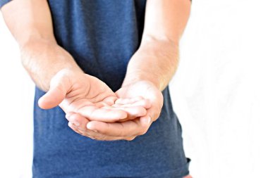 Elleriyle jest yapan yirminci orta adamın gövdesindeki fotoğraf