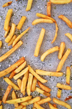 Deniz tuzu taneleri ve patates kızartması baharat ile gevrek kızarmış patates kızartması 