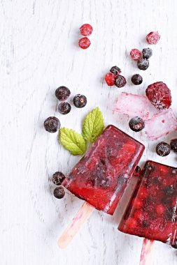 Çilek ve nane yaprakları ile yabani çilek Ev yapımı popsicles - ferahlatıcı sağlıklı organik buz 