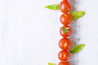 kiraz domates parlak ahşap bir yüzey üzerinde yalan 