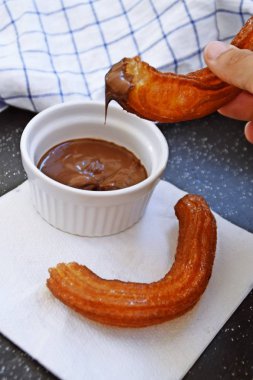 Kahvaltı veya öğleden sonra için yuvarlak churro lezzetli tatlı gıda