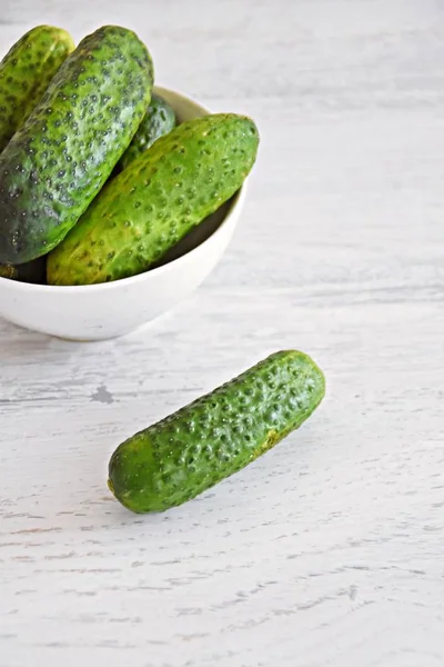 Een Paar Vers Gepekelde Augurken Liggen Een Kom Een Witte — Stockfoto