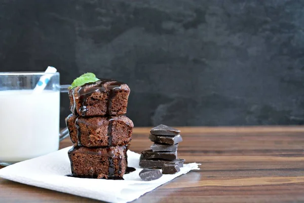 Fresh Backed Brownies Lie Wooden Table Chocolate Pieces Mint Fresh — Stock Photo, Image