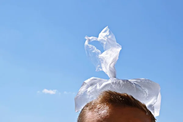 Hombre Unos Veinte Años Enfría Cabeza Con Una Bolsa Plástico — Foto de Stock