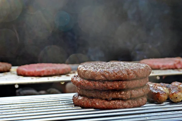 Auf Dem Grill Liegen Halb Gebratene Hackfleischbällchen Für Einen Hausgemachten — Stockfoto