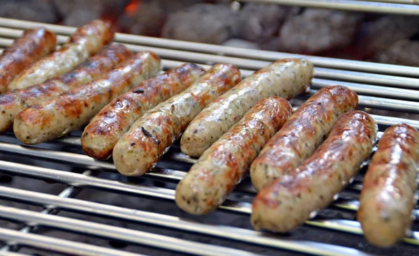 Auf Einem Grillrost Stehen Frisch Gegrillte Nürnberger Bratwürste Zum Verzehr — Stockfoto