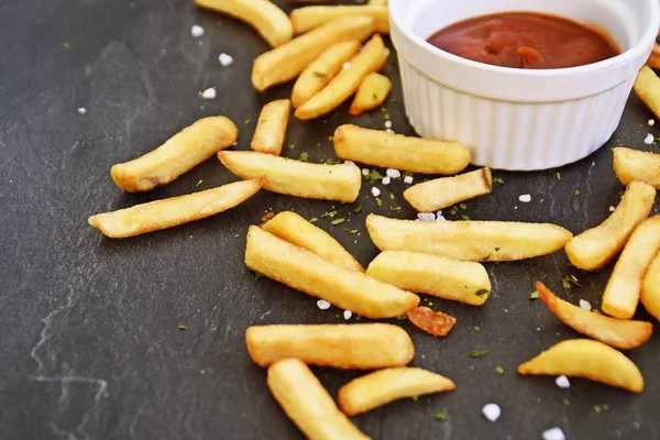 Frische Goldgelb Gebratene Kartoffelfrites Einer Schüssel Voller Ketchup Vor Dunklem — Stockfoto