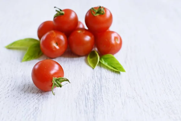 Tomates Cherry Encuentran Una Superficie Madera Brillante —  Fotos de Stock