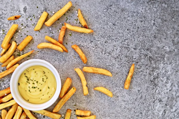 Krispig Stekt Pommes Frites Grå Marmor Yta Med Havssalt Korn — Stockfoto