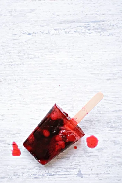 健康的な有機氷をさわやかにする野生の果実の自家製ポプシクル — ストック写真