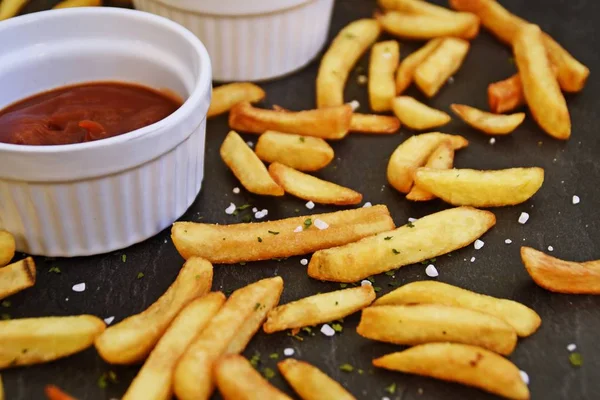 Färskpotatis Frites Gyllengul Stekt Skål Full Ketchup Mot Mörk Marmor — Stockfoto