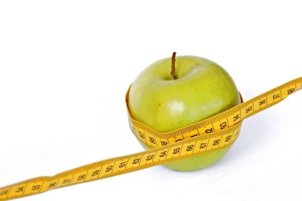黄色的测量带包裹在苹果周围 由于健康 减肥的概念与文本或其他元素的空间 — 图库照片
