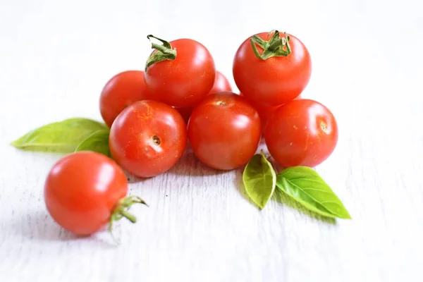 Tomates Cherry Encuentran Una Superficie Madera Brillante —  Fotos de Stock