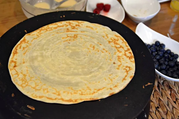 Crepes Caseros Primer Plano Con Temas Sobre Una Plancha Crepes — Foto de Stock