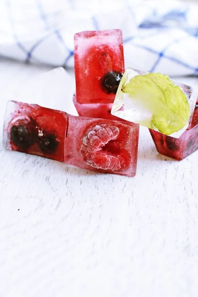 Eiswürfel Mit Verschiedenen Beeren Die Inneren Einfrieren Liegen Auf Einer — Stockfoto