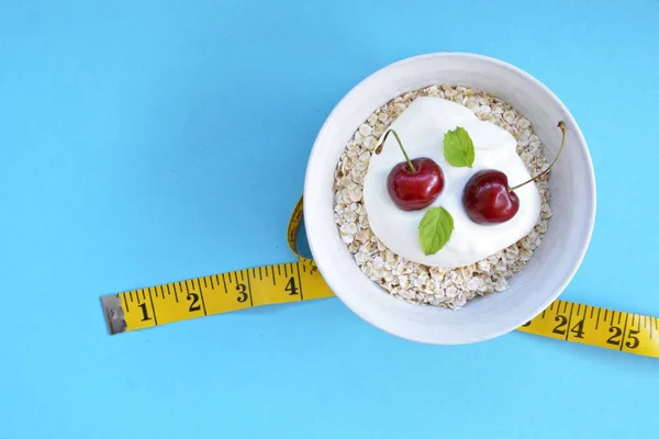 White Bowl Full Oatmeal Dollop Yoghurt Cherries Fruit Next Lying — Stock Photo, Image