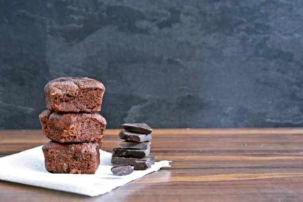 Brownies Recentemente Apoiados Jazem Uma Mesa Madeira Com Pedaços Chocolate — Fotografia de Stock