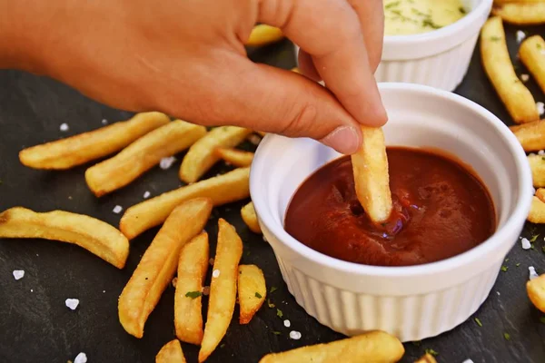 Frische Goldgelb Gebratene Kartoffelfrites Einer Schüssel Voller Ketchup Vor Dunklem — Stockfoto