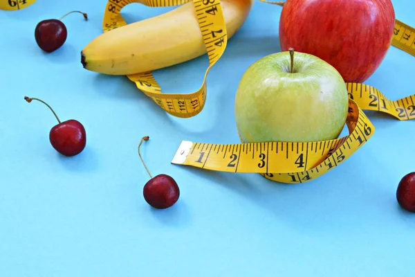 Diferentes Tipos Frutas Como Maçãs Cerejas Bananas Encontram Uma Base — Fotografia de Stock