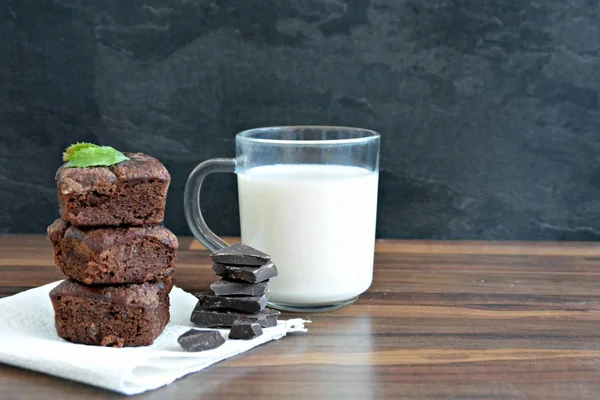 Brownies Recentemente Apoiados Jazem Uma Mesa Madeira Com Pedaços Chocolate — Fotografia de Stock