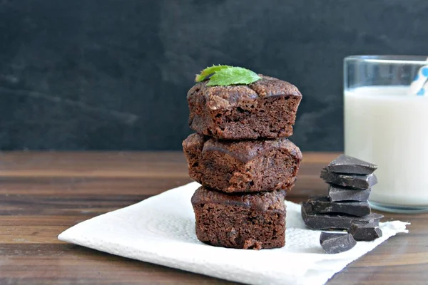 Brownies Frescos Respaldados Encuentran Una Mesa Madera Con Trozos Chocolate — Foto de Stock