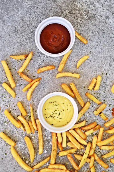 Batatas Fritas Crocantes Uma Superfície Mármore Cinza Com Grãos Sal — Fotografia de Stock