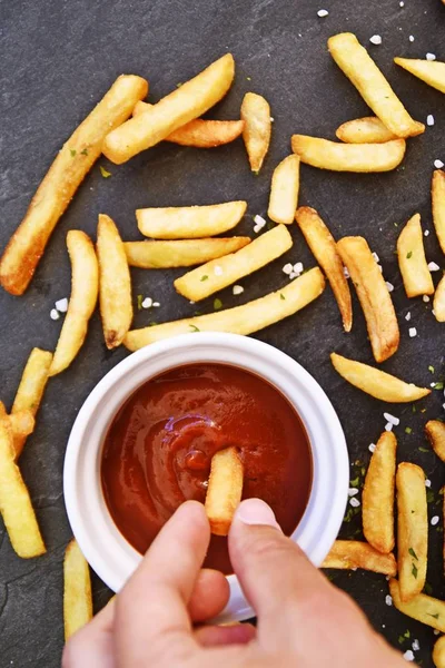 Frische Goldgelb Gebratene Kartoffelfrites Einer Schüssel Voller Ketchup Vor Dunklem — Stockfoto