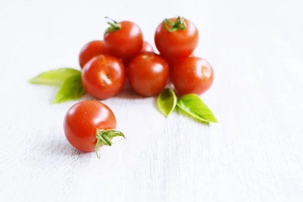 Tomates Cherry Encuentran Una Superficie Madera Brillante —  Fotos de Stock