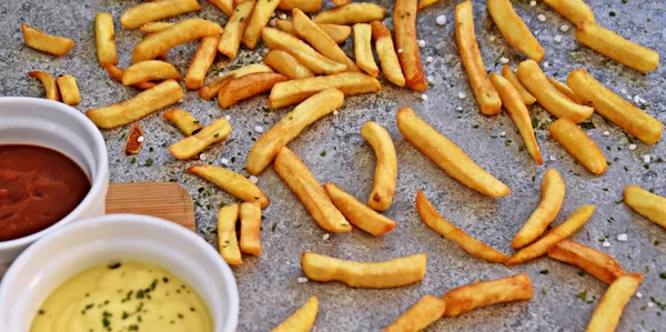 Krispig Stekt Pommes Frites Med Havssalt Korn Och Pommes Frites — Stockfoto