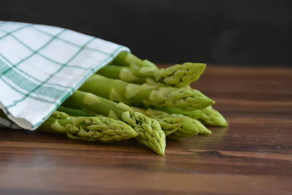 Een Heleboel Verse Groene Ongekookte Asperges Staat Een Donker Houten — Stockfoto