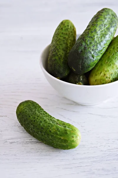 Een Paar Vers Gepekelde Augurken Liggen Een Kom Een Witte — Stockfoto