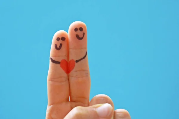 Два Лица Нарисованы Указательном Пальце Средний Палец Одной Руки Сердце — стоковое фото