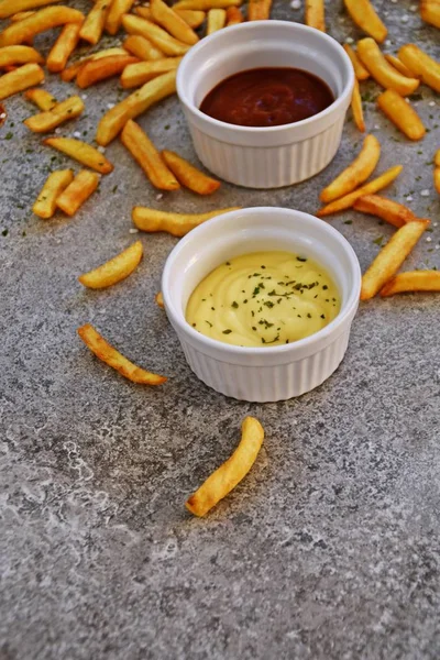 Batatas Fritas Crocantes Com Grãos Sal Marinho Batatas Fritas Especiarias — Fotografia de Stock