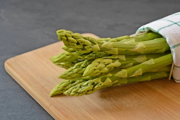 Vele Bars Van Groene Asperges Zijn Ongekookt — Stockfoto