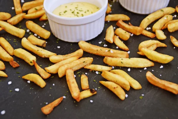 Patatine Fritte Fresche Giallo Dorato Fritte Una Ciotola Piena Ketchup — Foto Stock