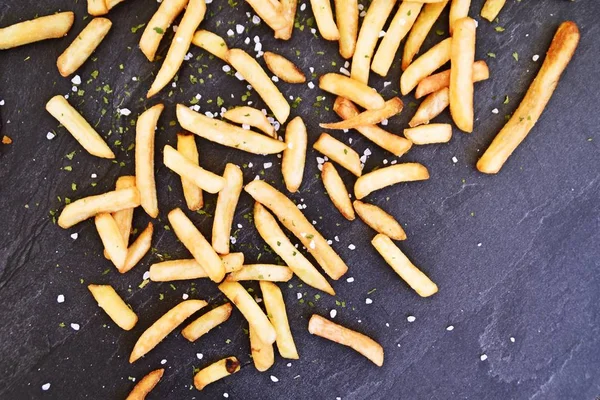 Krispiga Rostade Chips Från Färskpotatis Mörk Marmor Yta Med Havssalt — Stockfoto