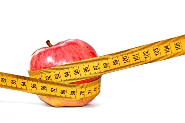 黄色の測定テープはリンゴの周りに巻かれ ダイエットや健康のために痩せるための概念は テキストや他の要素のためのスペースを持つ — ストック写真