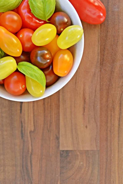 Diversi Tipi Pomodori Diversi Colori Basilico Concetto Con Pomodori Freschi — Foto Stock