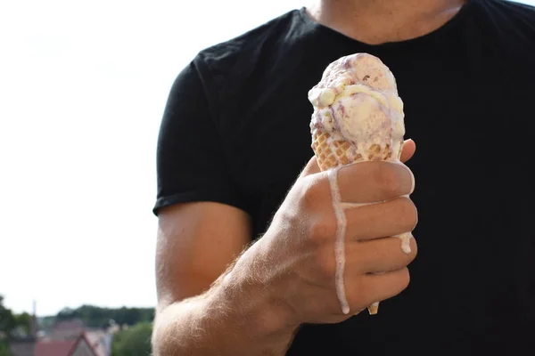 Primer Plano Parte Superior Del Cuerpo Hombre Con Camisa Sosteniendo —  Fotos de Stock