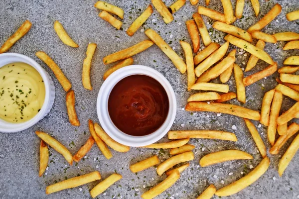 Batatas Fritas Crocantes Com Grãos Sal Marinho Batatas Fritas Especiarias — Fotografia de Stock