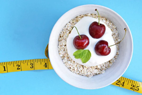 White Bowl Full Oatmeal Dollop Yoghurt Cherries Fruit Next Lying — Stock Photo, Image
