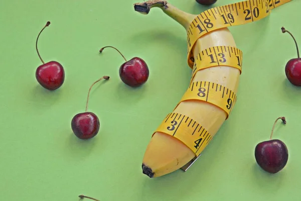 Різні Види Фруктів Такі Яблука Вишні Банани Лежать Одноступінчастій Основі — стокове фото