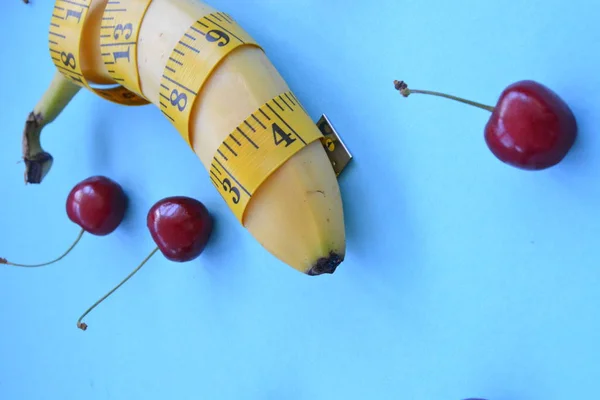 Різні Види Фруктів Такі Яблука Вишні Банани Лежать Одноступінчастій Основі — стокове фото