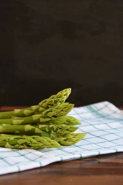 Een Heleboel Verse Groene Ongekookte Asperges Staat Een Donker Houten — Stockfoto