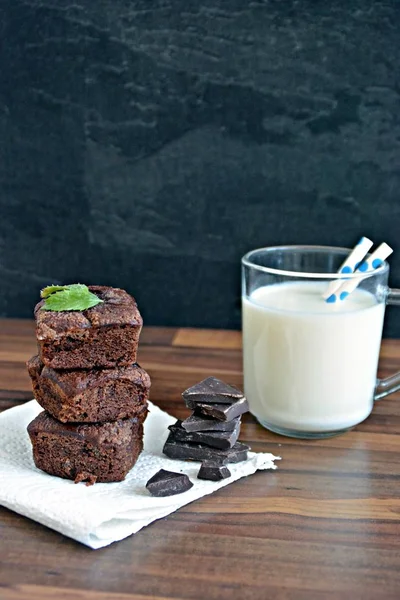 Brownies Recentemente Apoiados Jazem Uma Mesa Madeira Com Pedaços Chocolate — Fotografia de Stock