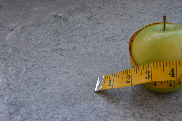 Kolem Jablka Byla Ovinta Žlutá Měřící Páska Koncept Pro Dietu — Stock fotografie