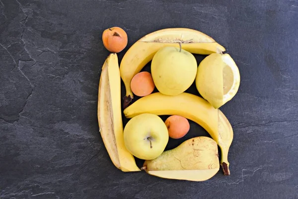 一束黄色的水果 如苹果 梨和香蕉躺在平坦的表面上 用一把刀一个方形框架被切成水果 完美的安排水果作为框架 — 图库照片