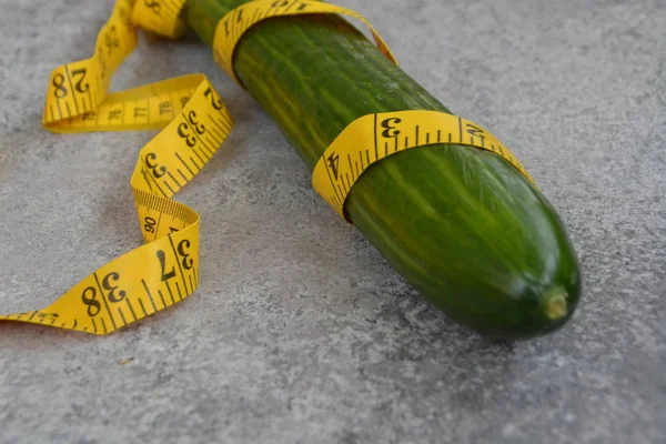 Légumes Croquants Frais Enveloppés Ruban Mesurer Reposant Sur Une Base — Photo